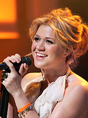 Kelly Clarkson Denies Fight Over Songs