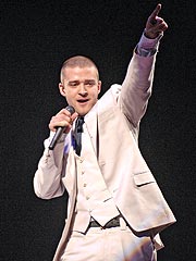 Fans Sing to Justin on His 26th Birthday