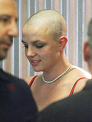 http://img2-3.timeinc.net/people/i/2007/news/070226/britney_bald1_180.jpg