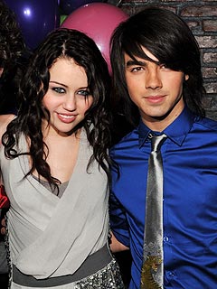 Jonas Brothers' Dad Feels 'Bad' About Miley Pictures