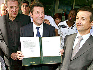 Mayor Makes Jolie-Pitt Births Official