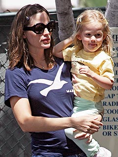 Jennifer Garner Can Really 'Run a Family,' Says Costar