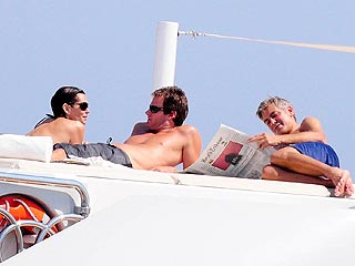 George Clooney Vacations with Cindy Crawford – & Family
