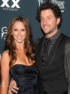 Reps: Jennifer Love Hewitt and Jamie Kennedy Not Engaged