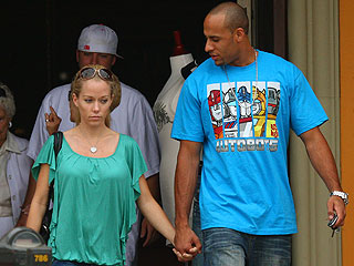 Fiancé: Kendra Wilkinson Is 'Studying Up' on Motherhood