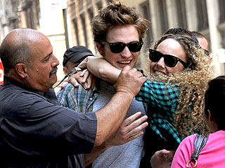 Manhattan Mob Scene: Robert Pattinson Ambushed By Fans on Movie Set