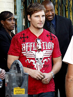 Peter Facinelli Makes Good on Twitter Bet