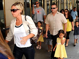 Report: Paparazzi and Security Guards Clash Outside Gosselin Photo Shoot