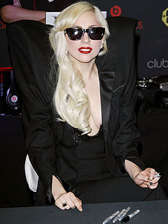 Lady Gaga Throws Fans a Pizza Party