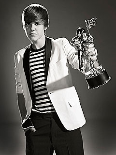 See Justin Bieber Accept a VMA