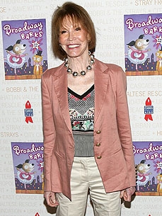 Mary Tyler Moore's Pit Bull Senses Her Diabetes