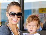 Stars' Airport Style | Jessica Alba