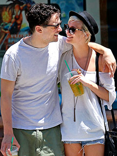 Celeb Sightings: Ashlee Simpson, Julianne Hough, LeAnn Rimes, Ryan Reynolds