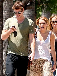 Miley Cyrus Dines Al Fresco with Liam and Chris Hemsworth