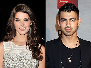 Joe Jonas & Ashley Greene Prove They're (Still) Friends in Vegas