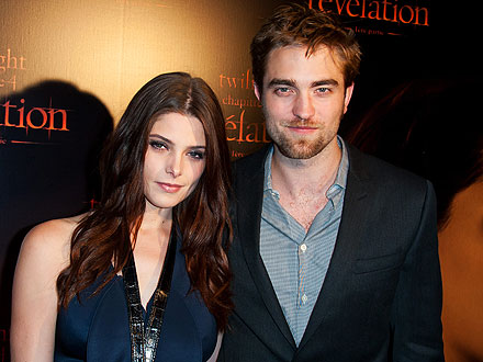 Robert Pattinson Ashley Greene Share Dinner with Pals in Paris Ashley