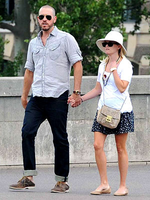Reese Witherspoon & Jim Toth's Romantic Stroll Through Paris