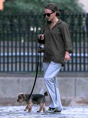 Natalie Portman Walks Her Dog (PHOTO)