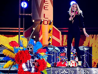 Grammy Awards 2011: Gwyneth Paltrow Performs