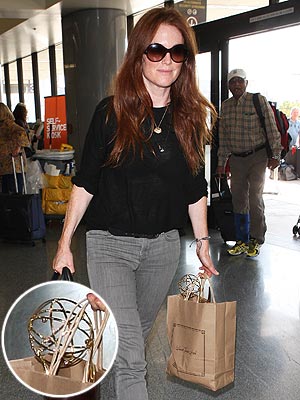 Emmys: Julianne Moore Carries Her Game Change Award in Paper Bag