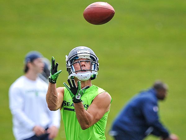 Kenny Chesney Practices with the Seattle Seahawks