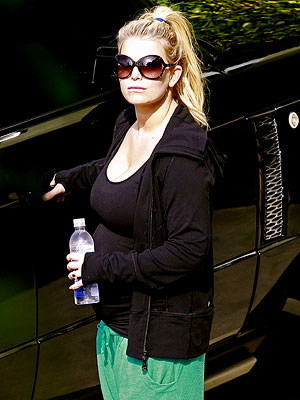 Jessica Simpson Takes Her Bump for a Workout