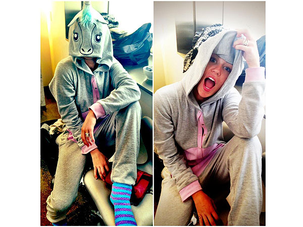Miley Cyrus Tweets Pic with Ring Back On