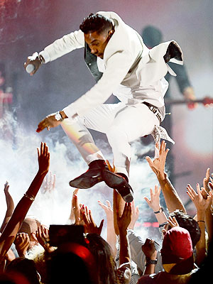 Miguel Lands on Woman at Billboard Awards