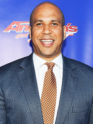 Newark Mayor Cory Booker Comes to Freezing Dog's Aid