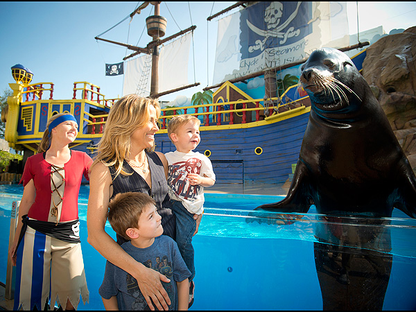 Sheryl Crow with Sea Lion at SeaWorld Orlando: Photo