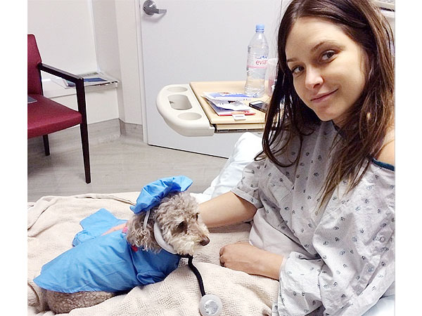 Jenny Mollen Dog Visits Her in Hospital: Photo