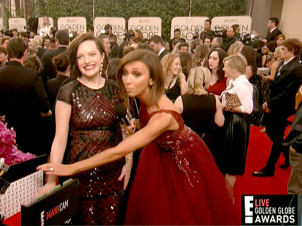 Golden Globes 2014: Elisabeth Moss Flips the Bird on Camera on the Red Carpet