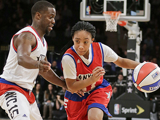 Kevin Hart Gets Schooled by Mo'Ne Davis at NBA All-Star Game (VIDEO)