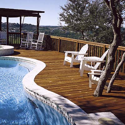 Deck with pool in its center and an angola on its periphery