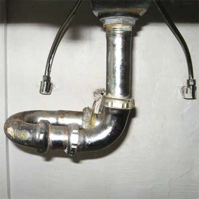 sink's u-trap installed horizontally and not vertically