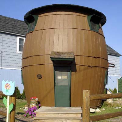 pickle-barrel-shaped house in Grand Marais, MI