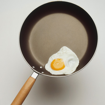 teflon pan frying egg