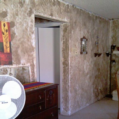 ugly family room with brown sponge painted walls