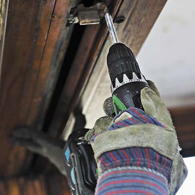 removing door hinges
