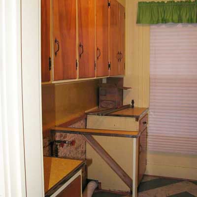 Reader's laundry room before remodel
