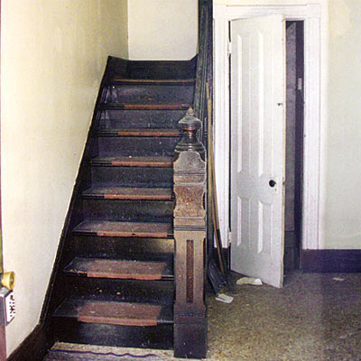 Front entryway of this queen anne home before remodel