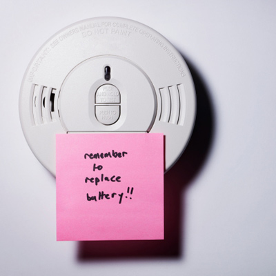 smoke detector with a reminder to change the battery