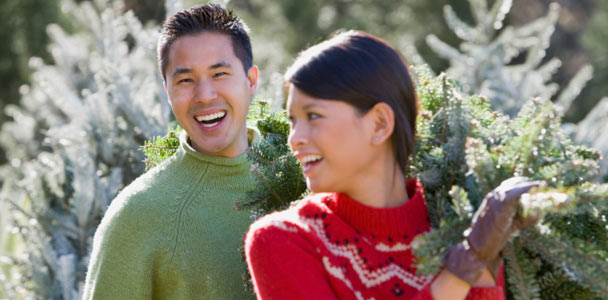 couple buying a christmas tree