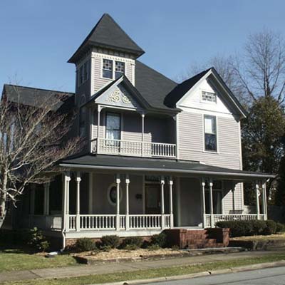 an old antebellum house in Newnan, Georgia