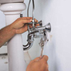 Connecting the pipes of a pedestal sink