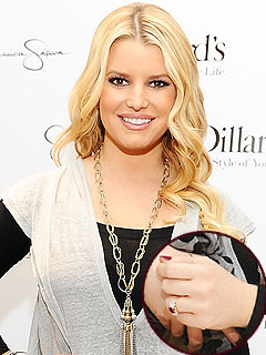 Jessica Simpson Shows Off Engagement Ring : People.com