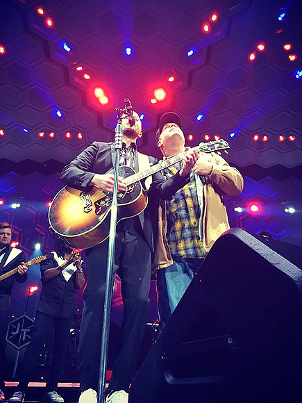 Justin Timberlake Surprises Fans with an Appearance by Garth Brooks at ...