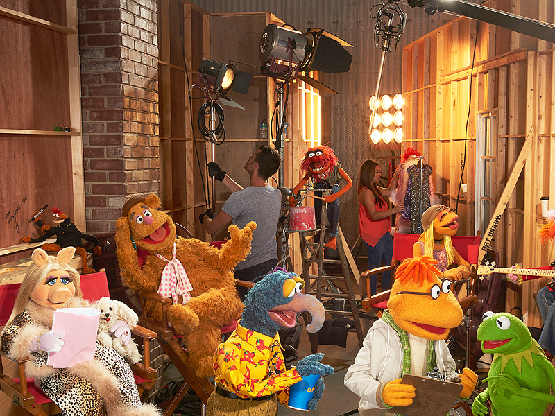 The Muppets Premiere: Miss Piggy Freaks Out over Elizabeth Banks ...