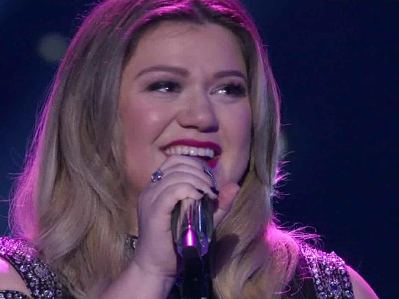 Watch Kelly Clarkson Bring Everyone to Tears in Emotional Performance ...