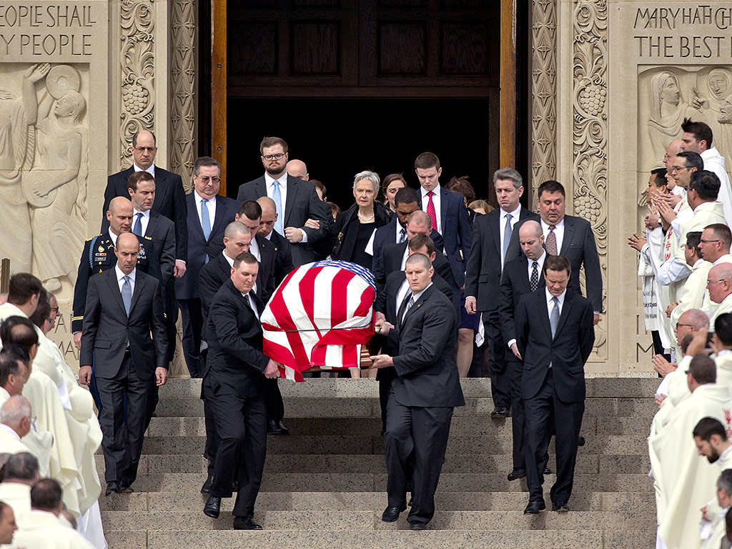 Thousands Pay Respects to Supreme Court Justice Antonin Scalia at ...